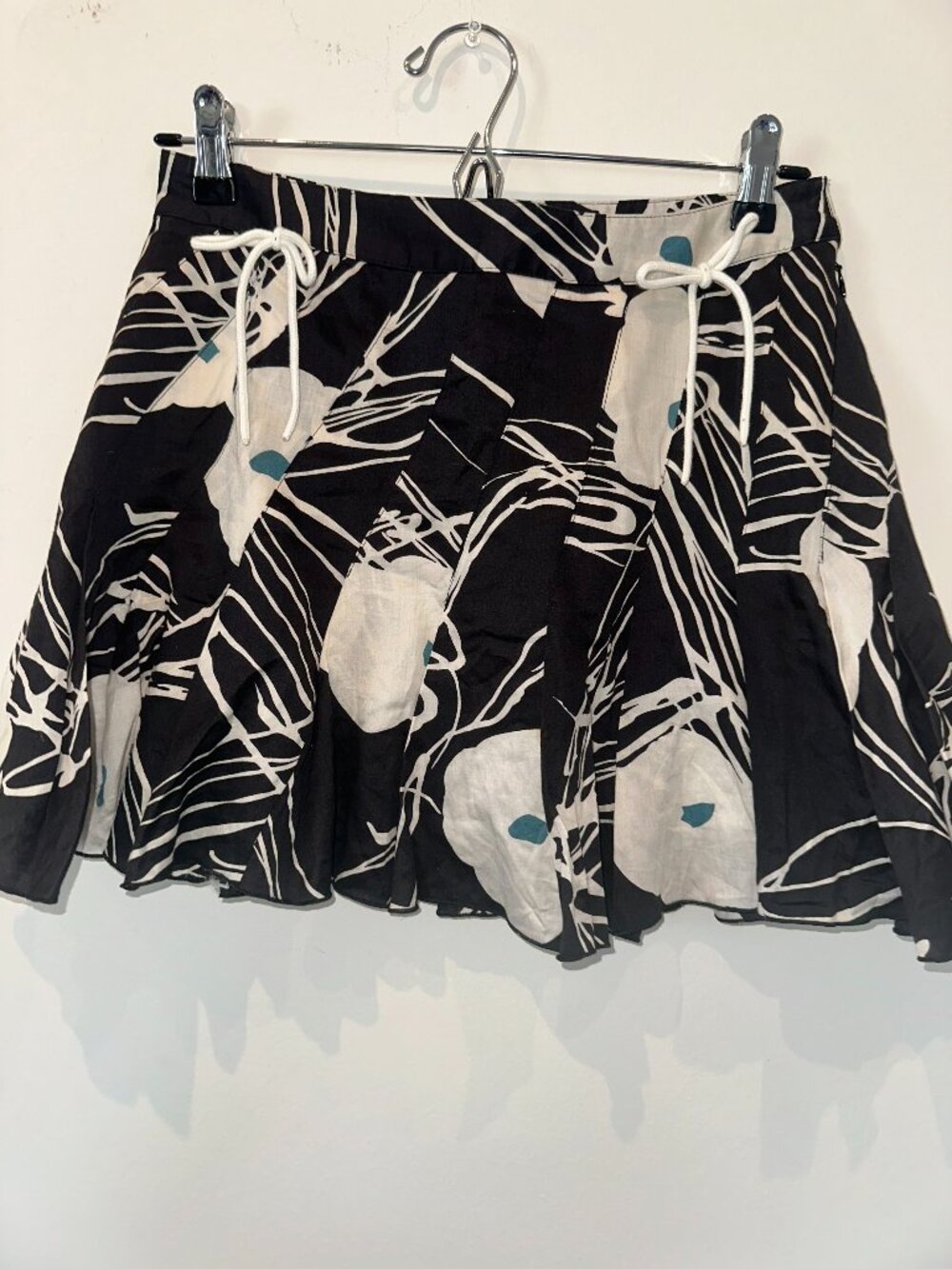 Marc Jacobs Black and White Floral Print Pleated Mini Skirt